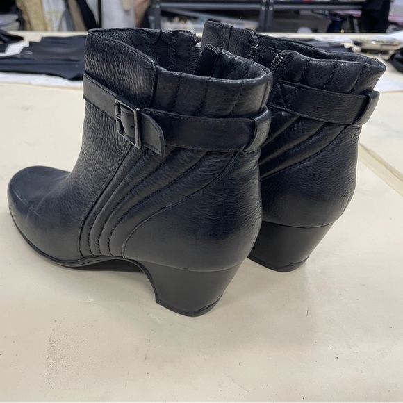 Clarks Artisan Collection waterproof ankle boots - Picture 2 of 12